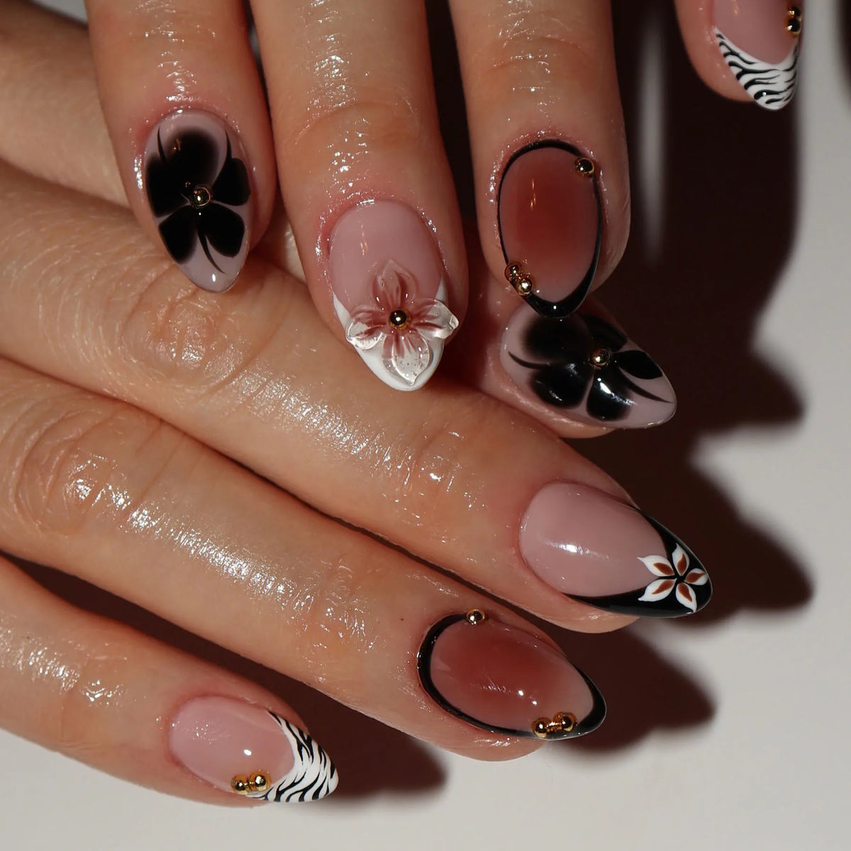 24pcs Flower False Nails Brown Leopard Print Press on Nails Tip Gilded Design Short Almond Fake Nail Set French Full Cover Nail